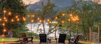Private Umpqua River Retreat w/ 2 King Suites & Patio