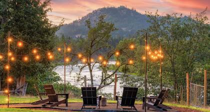 Private Umpqua River Retreat w/ 2 King Suites & Patio