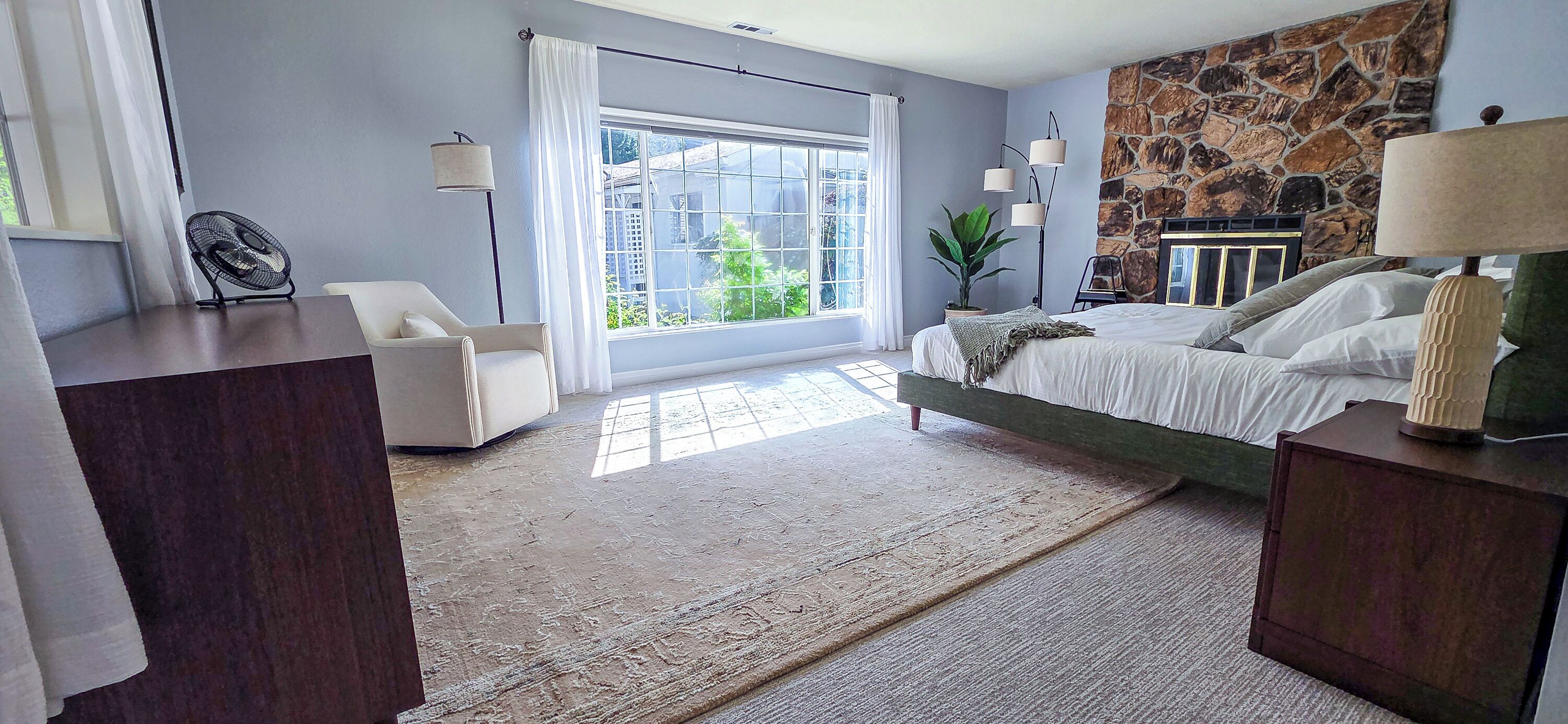 Tabla de planchar con plancha, wifi y ropa de cama 