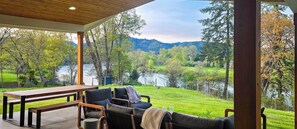 Outdoor dining - Private Umpqua River Retreat w/ 2 King Suites & Patio (Roseburg)