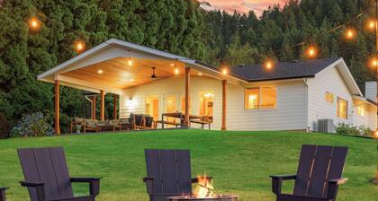 Private Umpqua River Retreat w/ 2 King Suites & Patio