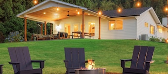 Private Umpqua River Retreat w/ 2 King Suites & Patio