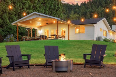 Private Umpqua River Retreat w/ 2 King Suites & Patio