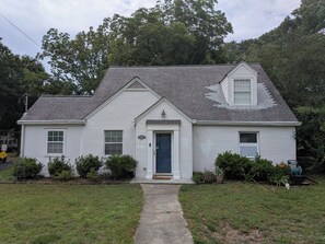 Exterior - Private Upstairs Bed and Bath Suite, Walking Distance to Downtown Decatur (Decatur)