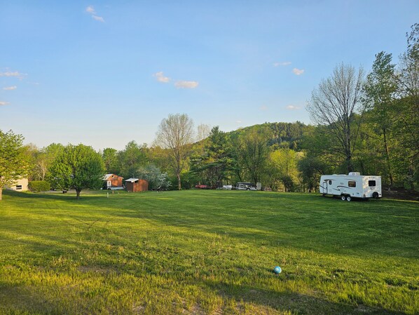 Property grounds - Quaint 1-bedroom house in charming Sharon perfect for relaxing stays (Sharon)