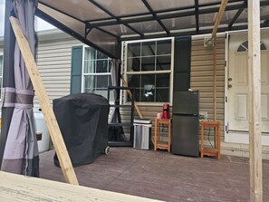 Terrace/patio - Quaint 1-bedroom house in charming Sharon perfect for relaxing stays (Sharon)