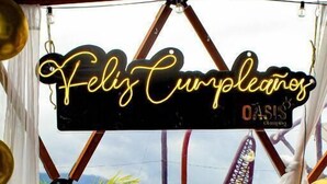 A room with a view, a table with a sign reading 'JENY & DANIEL,' and a 'Feliz Cumpleaños' sign. - Oasis Glamping Tena Cundinamarca (Tena)