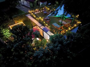 Un espacio exterior moderno con escalera, asientos y una zona cubierta.