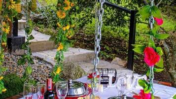 Bungalow Deluks, balkon, pemandangan gunung | Tempat makan outdoor