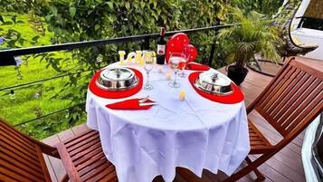 Bungalow Deluks, balkon, pemandangan gunung | Tempat makan outdoor
