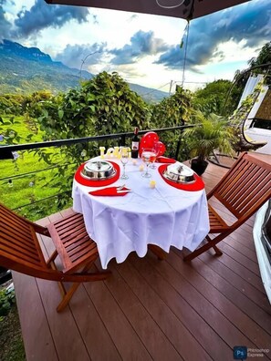 Bungalow Deluks, balkon, pemandangan gunung | Tempat makan outdoor