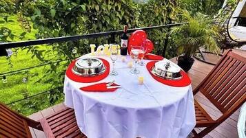 Deluxe-Bungalow, Balkon, Bergblick | Speisen im Freien