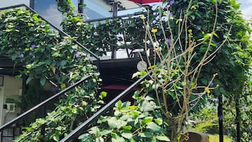 Deluxe Suite, Balcony, Mountain View | Property grounds