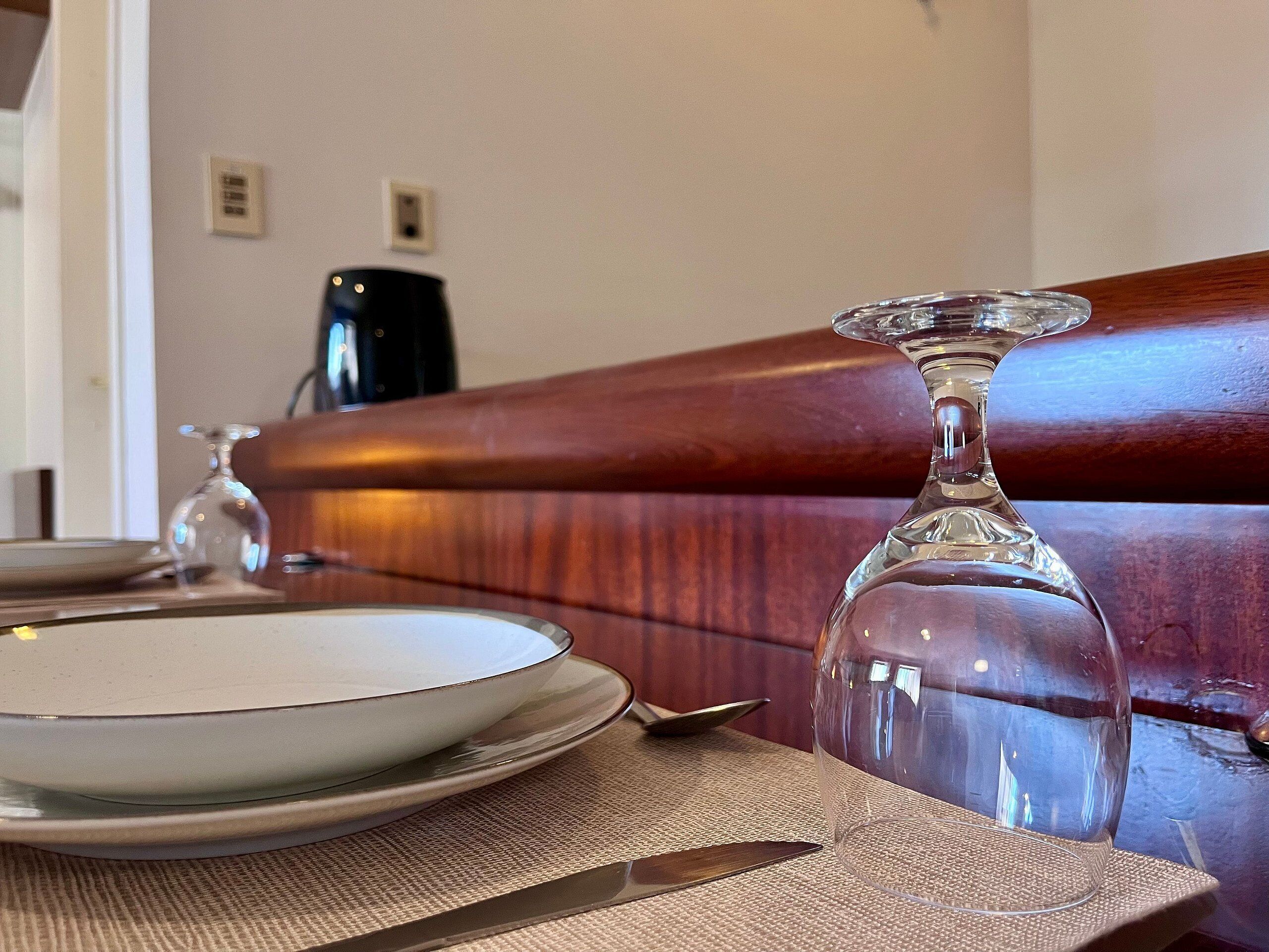 Une table à manger avec des assiettes, un verre à vin et un couteau.