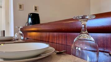 Une table à manger avec des assiettes, un verre à vin et un couteau.