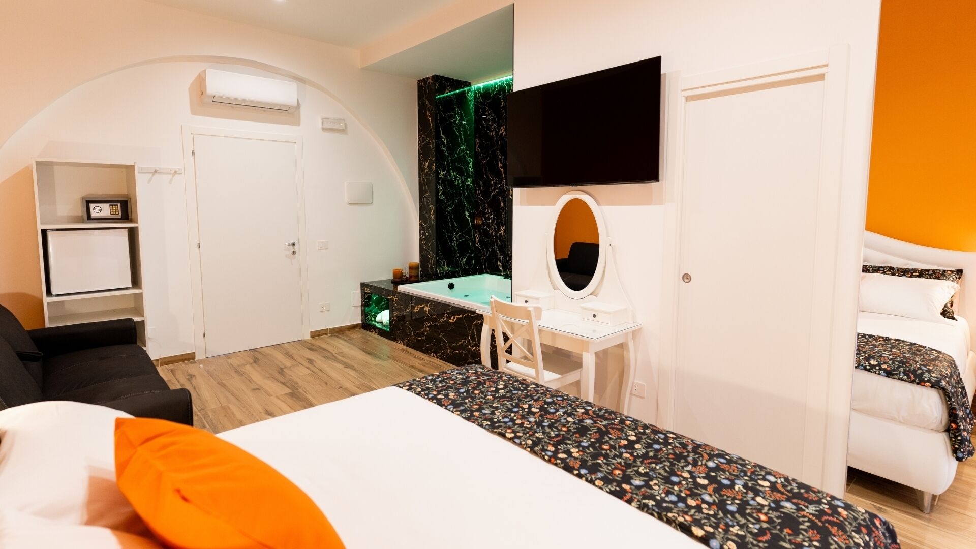 Deluxe Room 5 | In-room safe, desk, iron/ironing board, free WiFi