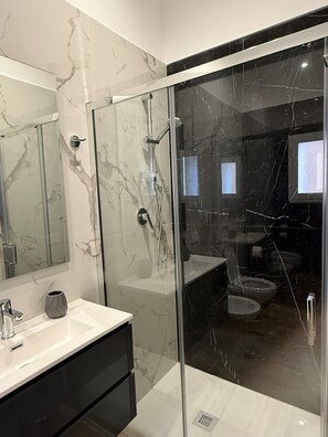 Buồng tắm vòi sen, máy sấy tóc, khăn tắm, xà phòng 