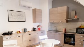 Full-sized fridge, oven, dishwasher, cookware/dishes/utensils - Harmonia Rooms (Civitavecchia)