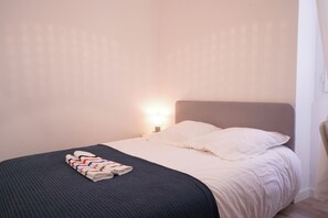 2 dormitorios, tabla de planchar con plancha, ropa de cama
