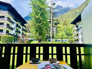 Outdoor dining - Quiet studio near Brévent and town centre (Chamonix-Mont-Blanc)