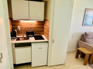 Eine kompakte Küche mit Geschirrspüler, Toaster und Herd.