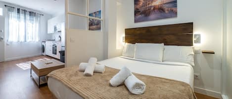 1 habitación, escritorio, tabla de planchar con plancha y internet