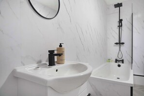 Dusche, Haartrockner, Handtücher, Shampoo