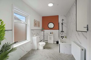 Shower, hair dryer, towels, shampoo - Beachside 4BR Seaham Home by Stay With Us (County Durham)