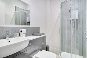 Shower, hair dryer, shampoo - Middlesborough Self Contained Studio (Middlesbrough)