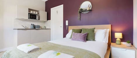 Iron/ironing board, WiFi, bed sheets