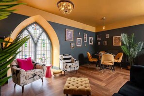 TV, offices - Modern 1 Bed Barnard Castle Stay Near Bowes Museum (County Durham)
