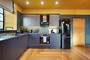 Refrigerador, microondas, horno y parrilla de estufa 
