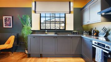 Fridge, microwave, oven, stovetop