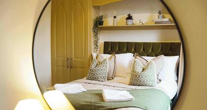 Elegant 4BR|Houghton St|Sleeps 7|by Stay With Us