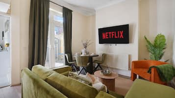 TV, fireplace