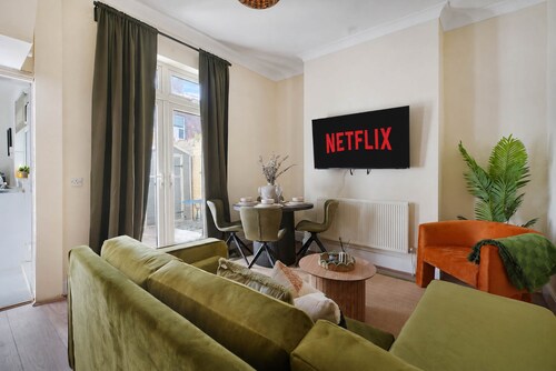 Elegant 4BR Houghton St Sleeps 7 by Stay With Us