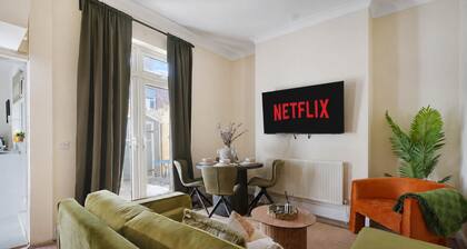 Elegant 4BR Houghton St Sleeps 7 by Stay With Us