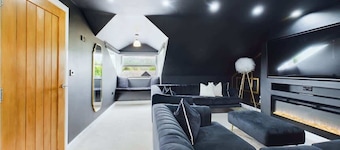 Modern 4 Bed, Walk to Pubs, Shops and Countryside