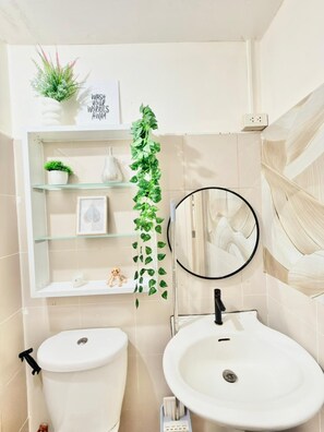 Bathroom - LJ STAYS (Quezon City)