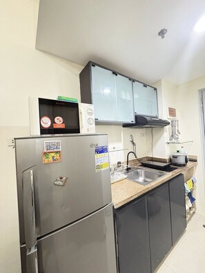 Estudio clásico, 1 cama de matrimonio, balcón, vistas a la ciudad | Cocina privada | Frigorífico, microondas, placa de cocina y utensilios de cocina