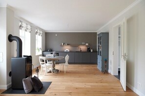 Eine moderne Küche mit Essbereich, Einbauherd und großem Fenster.