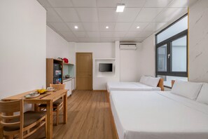 Desk, laptop workspace, free WiFi - SeaFa Hotel & Apartment (Da Nang)