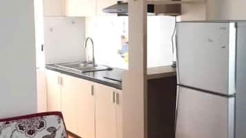 Appartement, 2 slaapkamers | Privékeuken | Een rijstkoker, kookgerei, borden en bestek