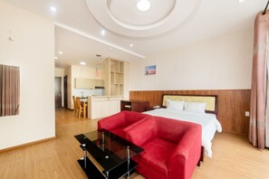 Family Room | Desk, laptop workspace, free WiFi, bed sheets - SeaFa Hotel & Apartment (Da Nang)