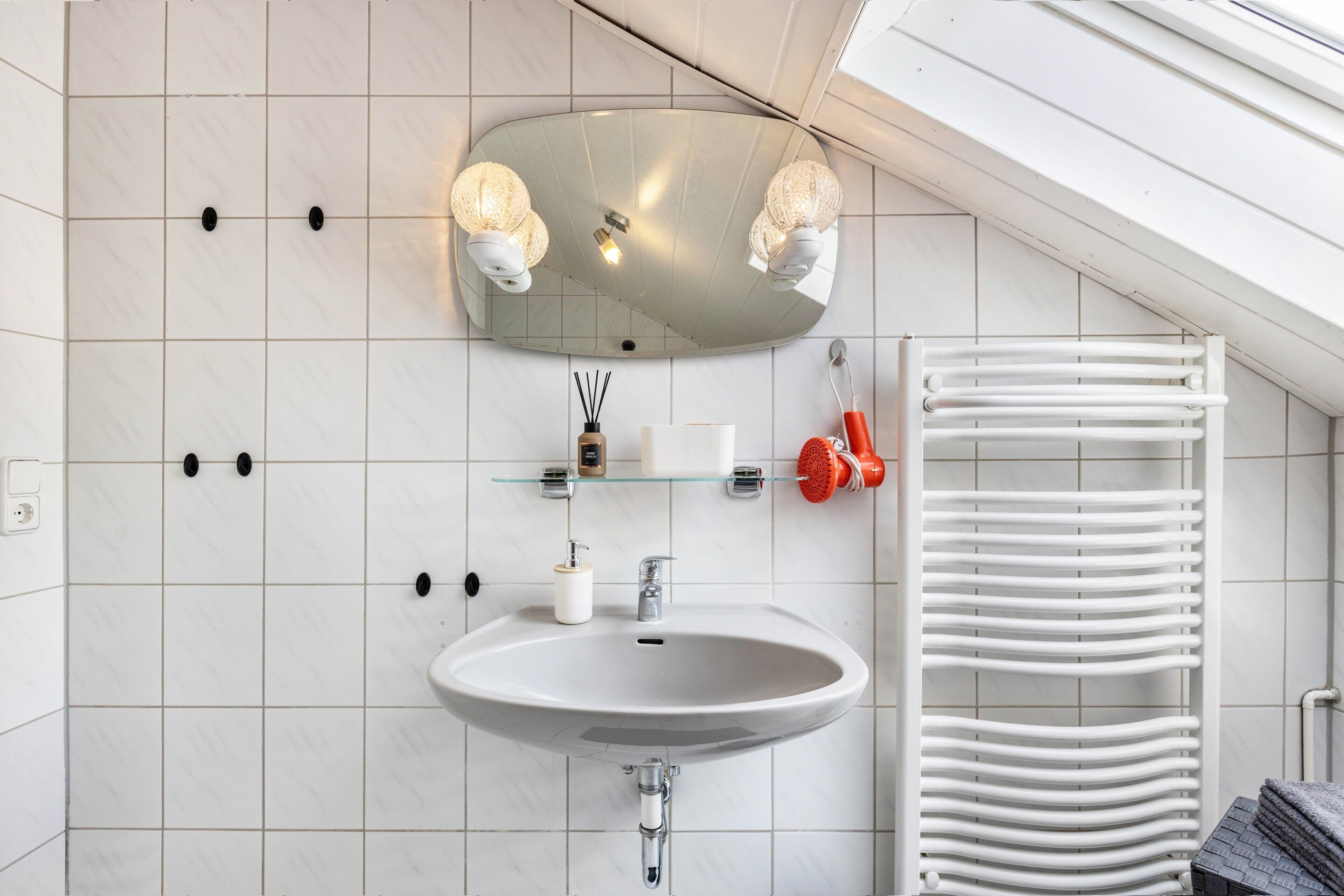 Douche, sèche-cheveux, serviettes fournies