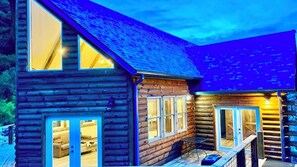 Exterior - ValleyView Lodge 4 bedroom / 2.5 bathroom with Swimming Pond and Hot Tub Jacuzzi (Lansing)