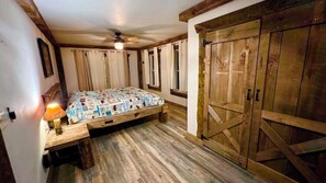 Room - ValleyView Lodge 4 bedroom / 2.5 bathroom with Swimming Pond and Hot Tub Jacuzzi (Lansing)
