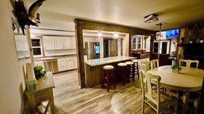 Dining - ValleyView Lodge 4 bedroom / 2.5 bathroom with Swimming Pond and Hot Tub Jacuzzi (Lansing)