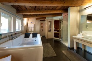 Suite, vista al lago | Baño | Regadera, secadora de cabello, toallas, jabón 