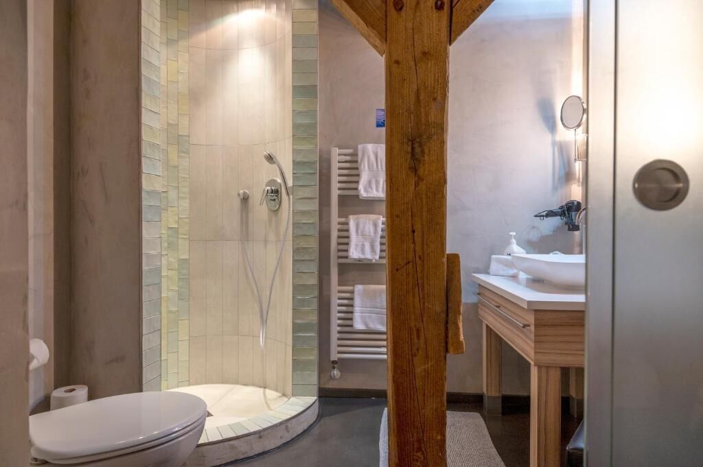 Chambre Double Confort, vue fleuve | Salle de bain | Douche, sèche-cheveux, serviettes fournies, savon
